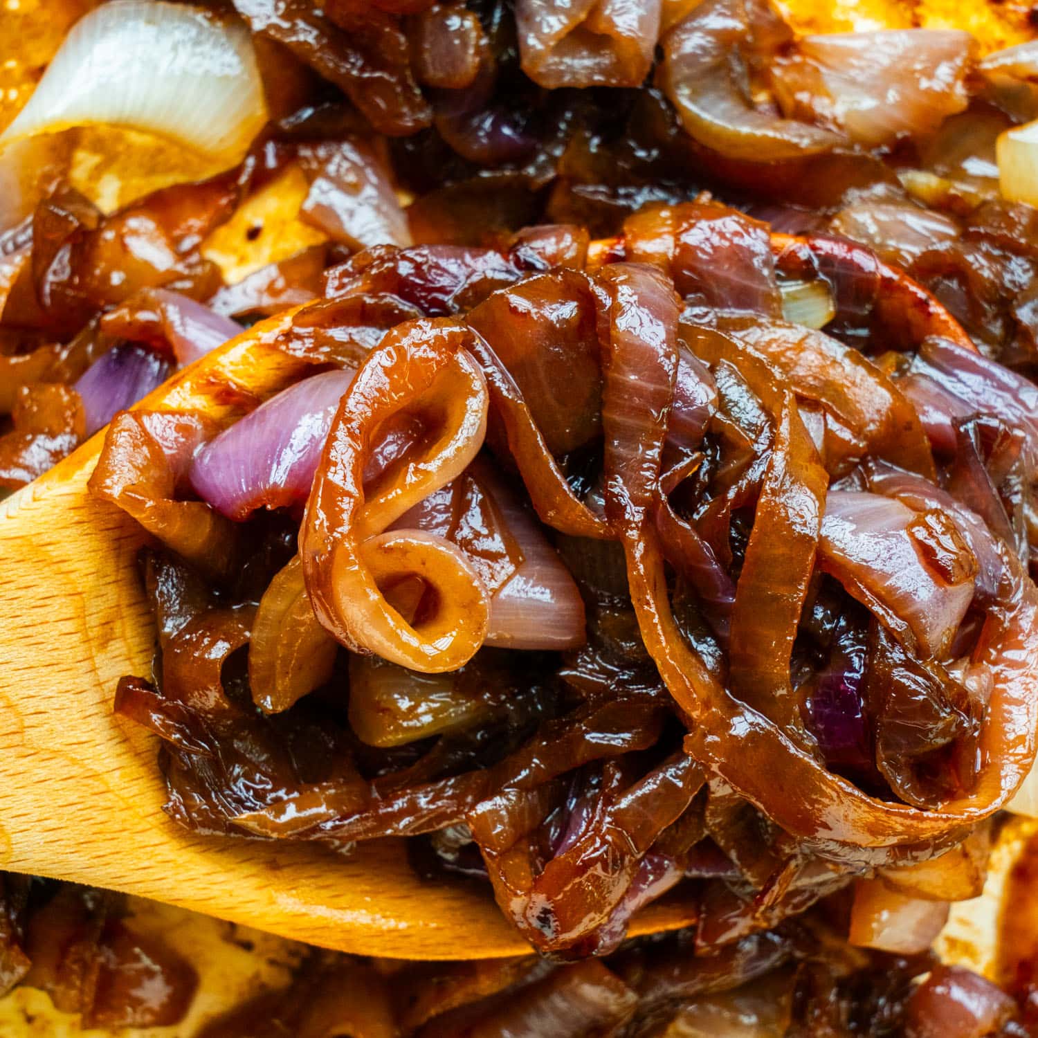 Quick Stovetop Caramelized Red Onions: Sweet Topping in 20 Mins